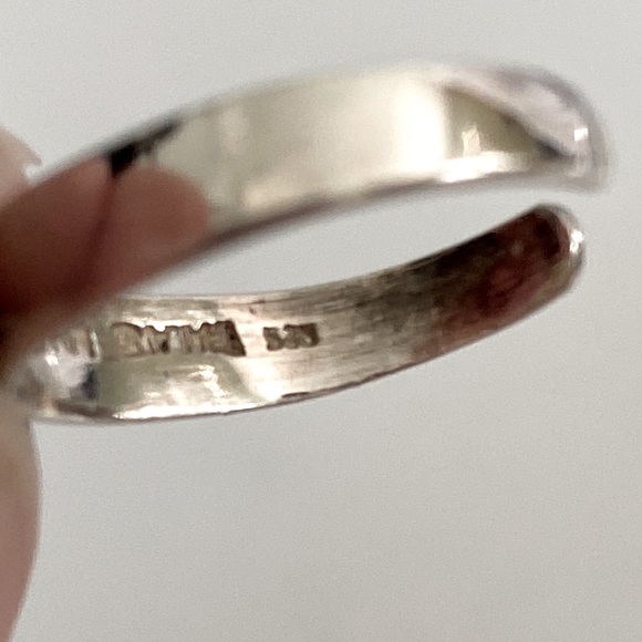 Dangling yellow and blue crystals on a silver toe ring - Picture 5 of 10